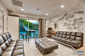 Smart TV, caminetto, tavolo da calcetto, tavolo da ping pong