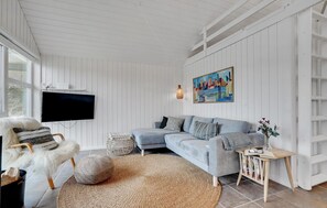 TV - Stunning home in Ulfborg with kitchen (Ulfborg)