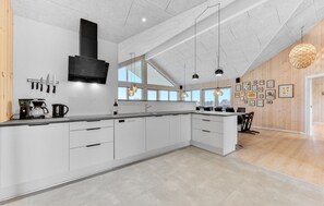 Fridge, stovetop, dishwasher, coffee/tea maker - Stunning home in Spøttrup with sauna (Spøttrup)