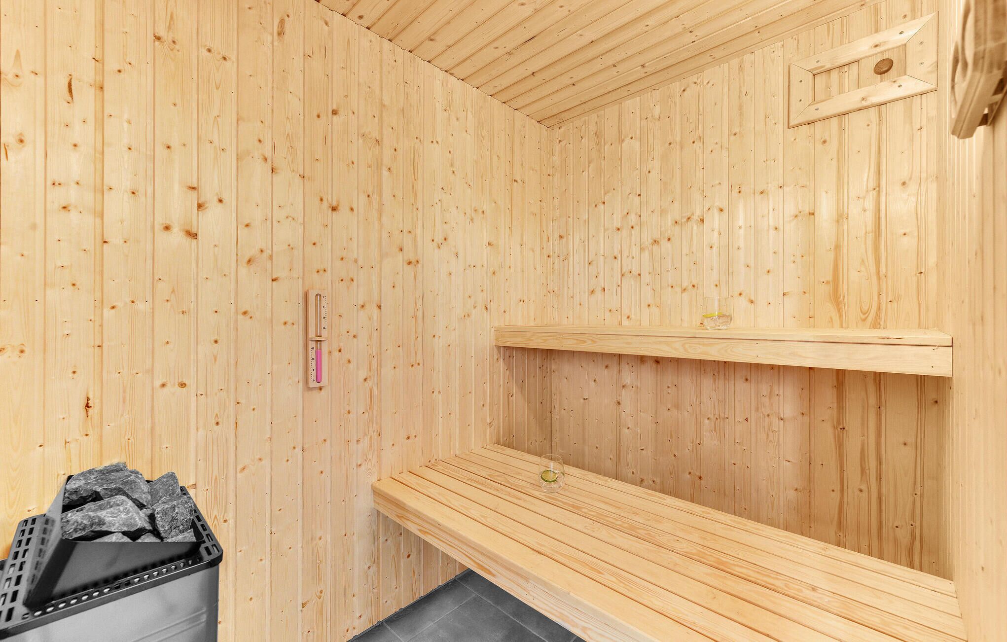 Een sauna met houten wanden en banken.