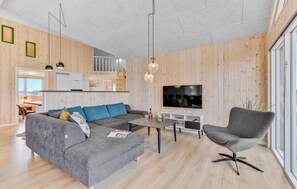 TV, foosball, table tennis - Stunning home in Spøttrup with sauna (Spøttrup)