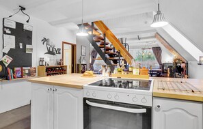 Refrigerador, horno, lavavajillas y cafetera y tetera 