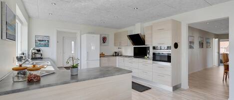 Réfrigérateur, four, lave-vaisselle, cafetière/bouilloire