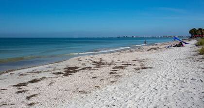 Walk to The Best Restaurants, Beaches, and Activities. Heated Pool. Fabulous Location.