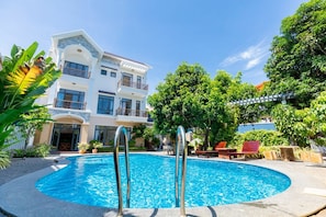 Tran Duy Villa | Outdoor pool | Outdoor pool, pool loungers - Tran Duy Luxury Villa C6 (Ho Chi Minh City)
