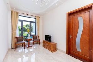 Villa (Tran Duy) | Sala de estar | Televisión y tenis de mesa 