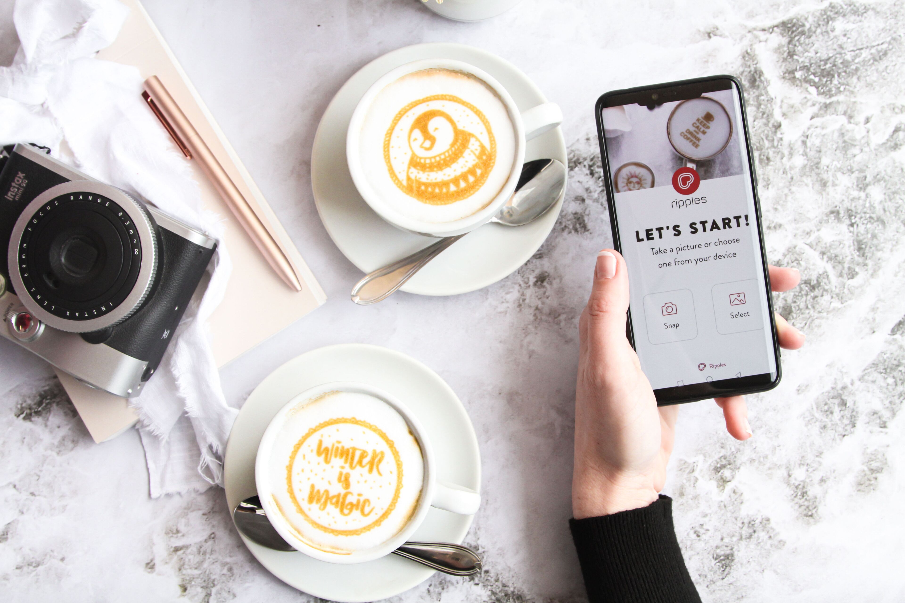 Un teléfono inteligente mostrando una aplicación de edición de fotos, una taza de café y arte latte.