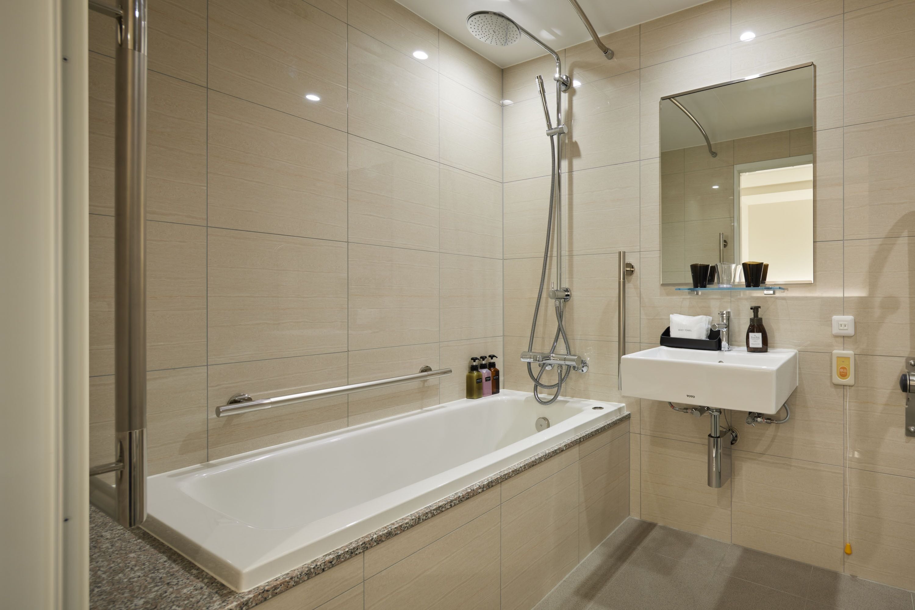 triple room, non smoking | bathroom | free toiletries, hair dryer, bidet, towels