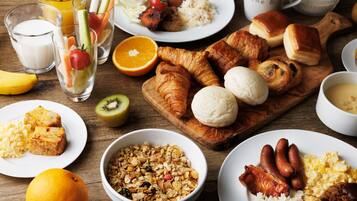Daily buffet breakfast (JPY 2200 per person)