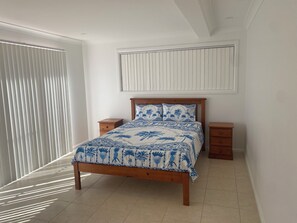 5 bedrooms, iron/ironing board, bed sheets