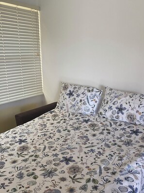 5 bedrooms, iron/ironing board, bed sheets