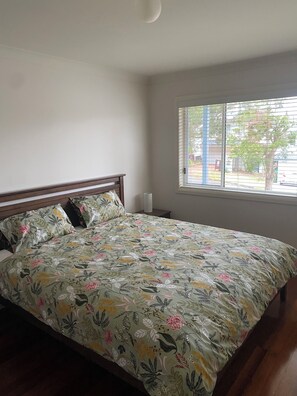 5 bedrooms, iron/ironing board, bed sheets
