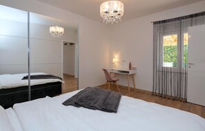 3 bedrooms, in-room safe, travel crib, free WiFi - Beautiful home in Zmijavci with WiFi (Zmijavci)