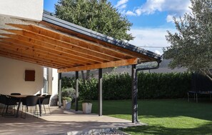 Outdoor dining - Beautiful home in Zmijavci with WiFi (Zmijavci)