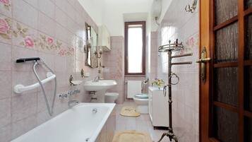 Vasca, asciugacapelli, bidet, asciugamani