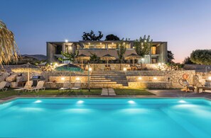 Piscine extérieure, piscine chauffée, chaises longues