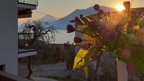 Ein Balkon mit Blick auf einen Berg und einen Sonnenuntergang.