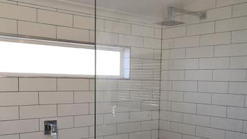 Douche, douche à « effet pluie », sèche-cheveux, serviettes fournies