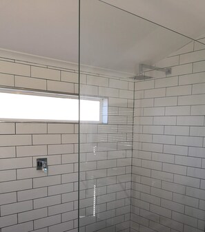 Dusche, Regendusche, Haartrockner, Handtücher