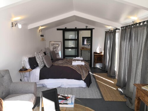 Luxurious Hilltop Studio, only 10 minutes walk to the main street of Daylesford