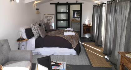 Luxurious Hilltop Studio, only 10 minutes walk to the main street of Daylesford