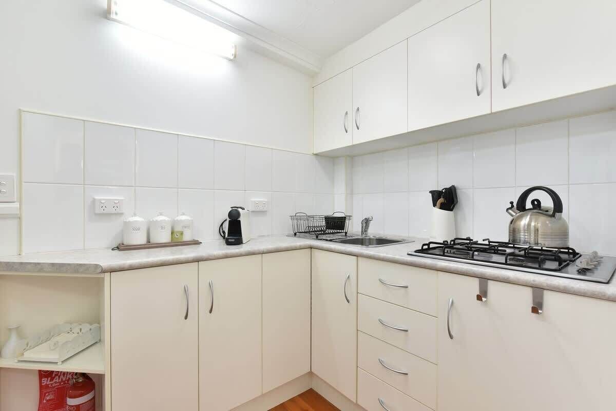 Wasserkocher mit Kaffee-/Teezubehör, Kühlschrank, Mikrowelle