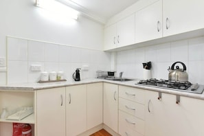 Coffee/tea maker, fridge, microwave, electric kettle - Olive Grove Villa 1 Romantic Hunter Valley Escape (Pokolbin)