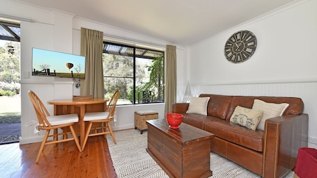 TV. Olive Grove 1 Studio with share pool in Central Vineyards