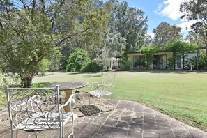 Terrace/patio - Olive Grove 1 - Your Perfect Hunter Valley Wedding Stay & Wine Country Escape (Pokolbin)