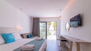 Une chambre d’hôtel moderne équipée d’un lit, d’un bureau, d’une télévision et d’un balcon avec coin salon extérieur.