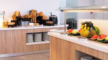 Un espace buffet proposant une variété de plats et d'ustensiles.
