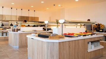 Un buffet moderne, doté de plusieurs points de service, proposant une grande variété de plats et bénéficiant d’un intérieur propre et au design contemporain.