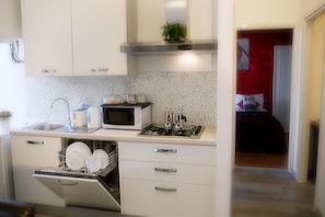 Frigorifero, microonde, forno, piano cottura