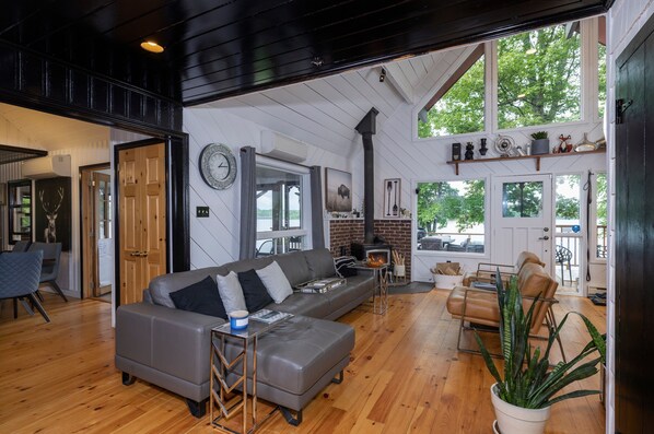 تلفزيون ذكي، مدفأة، ألعاب فيديو، كُتُب