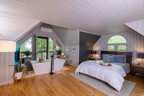 5 makuuhuonetta, tallelokero huoneessa, työpöytä, silitysrauta/-lauta