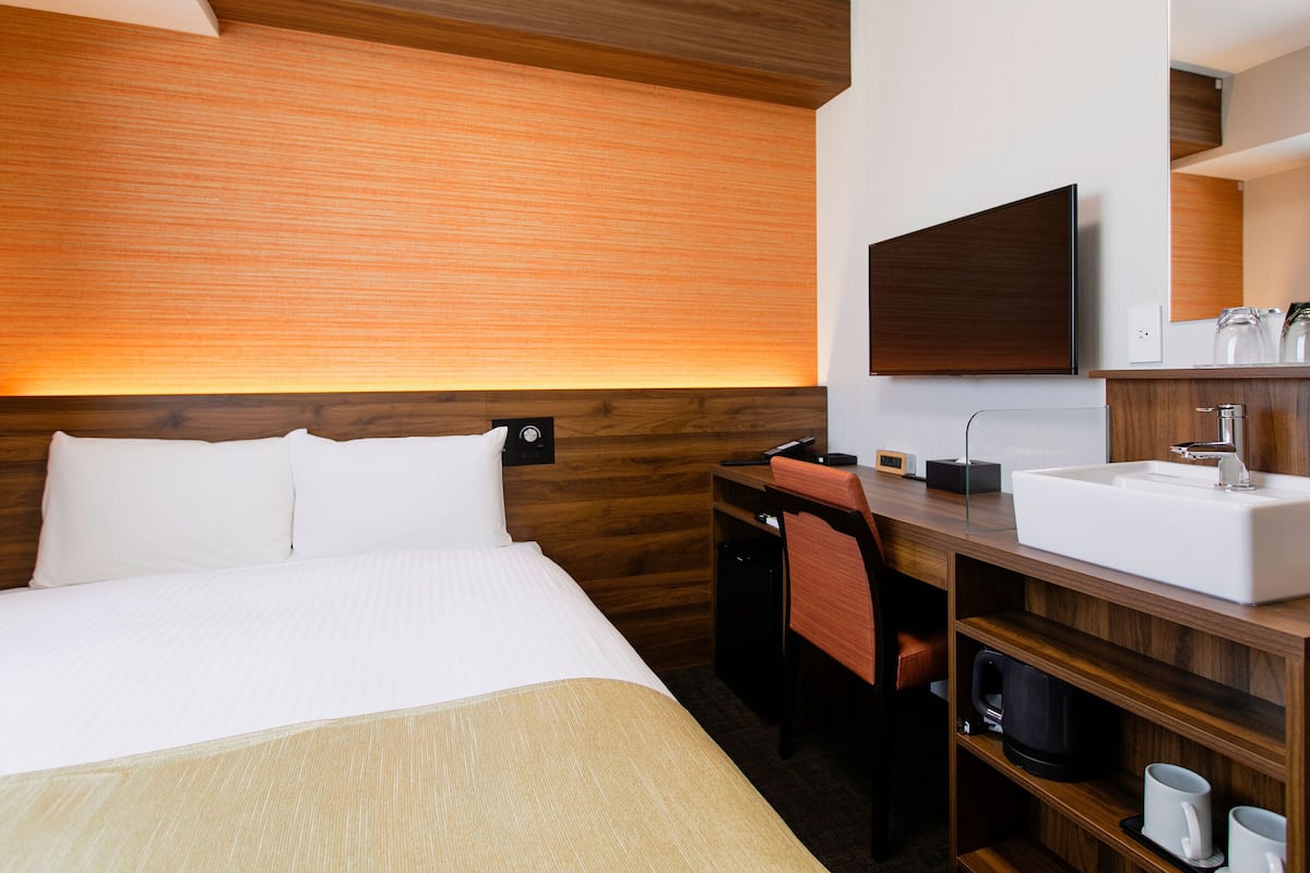 Standard Double Room, Non Smoking | Down comforters, desk, blackout drapes, soundproofing