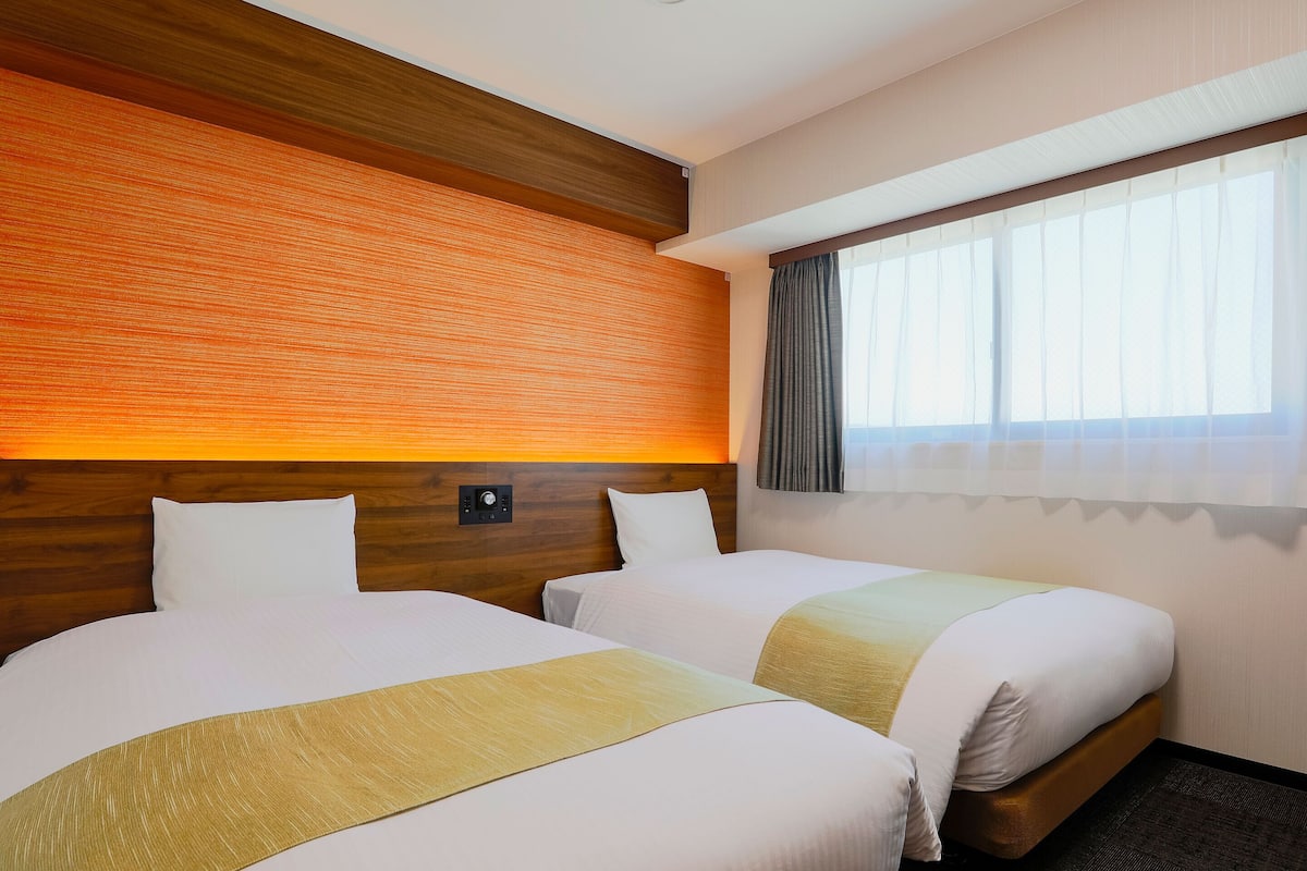 Standard Twin Room, Non Smoking | Down comforters, desk, blackout drapes, soundproofing