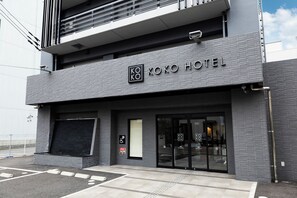 Un edificio moderno con un cartel que dice 'KOKO HOTEL'.