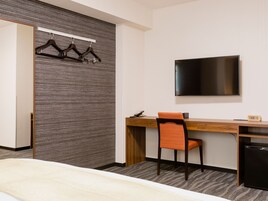 Universal King Room, Non Smoking | Down comforters, desk, blackout drapes, soundproofing