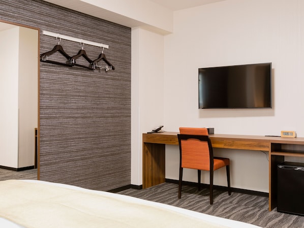 Huone, tupakointi kielletty (Universal King) | Untuvapeitot, työpöytä, pimennysverhot, äänieristys