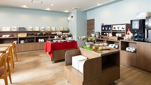 Un restaurante moderno con interior de madera, mantel rojo y una variedad de platos expuestos en estanterías.