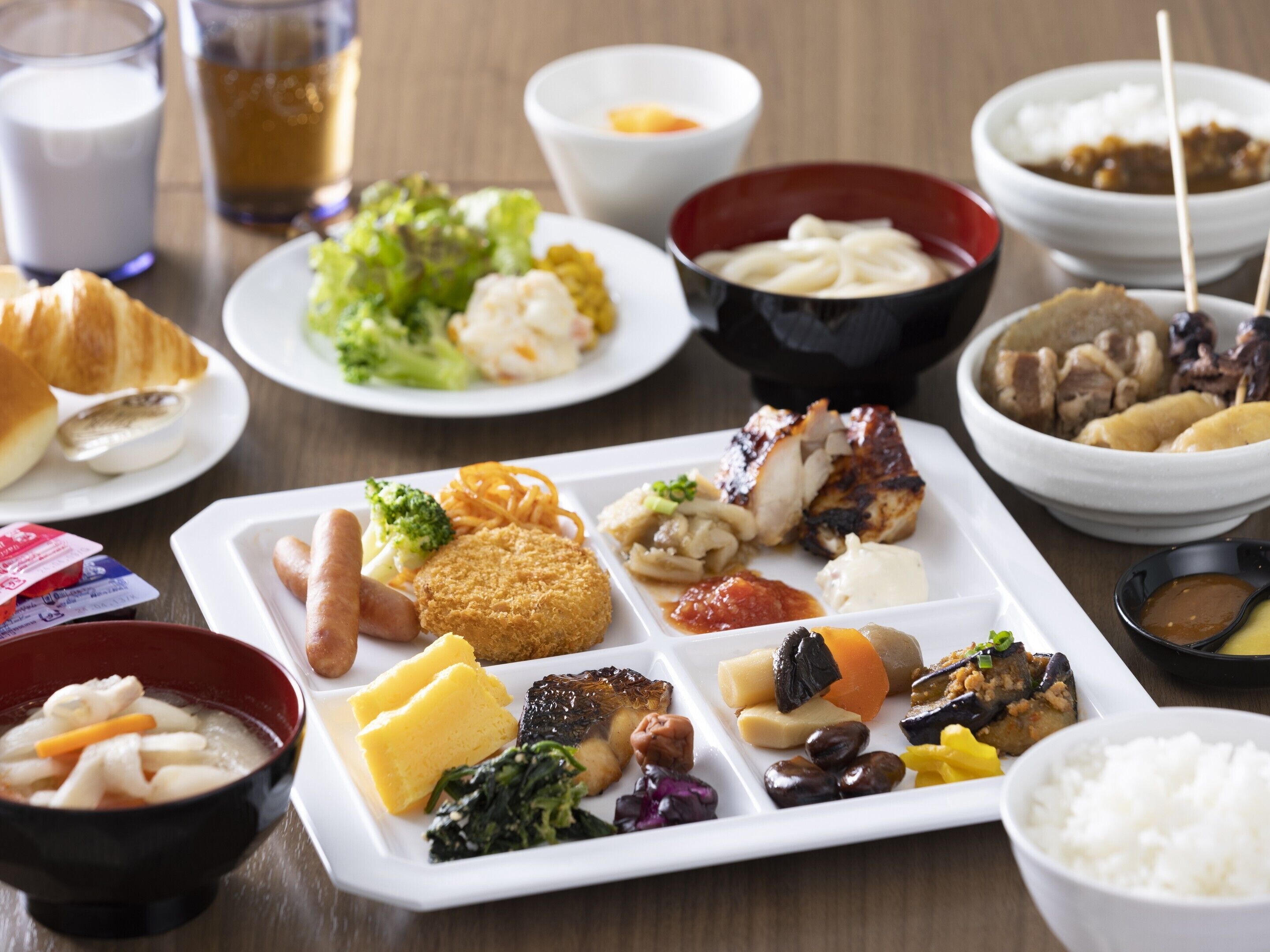 Daily buffet breakfast (JPY 1500 per person)