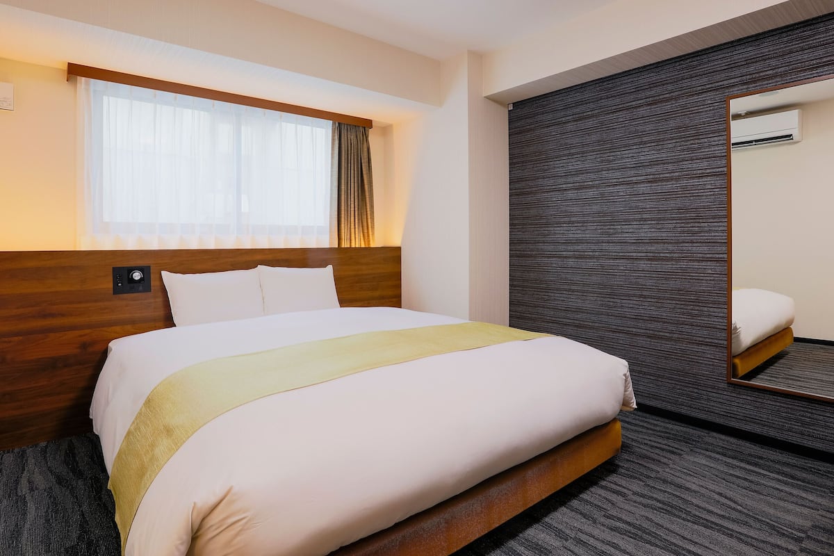 Universal King Room, Non Smoking | Down comforters, desk, blackout drapes, soundproofing