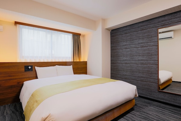 Universal King Room, Non Smoking | Down comforters, desk, blackout drapes, soundproofing