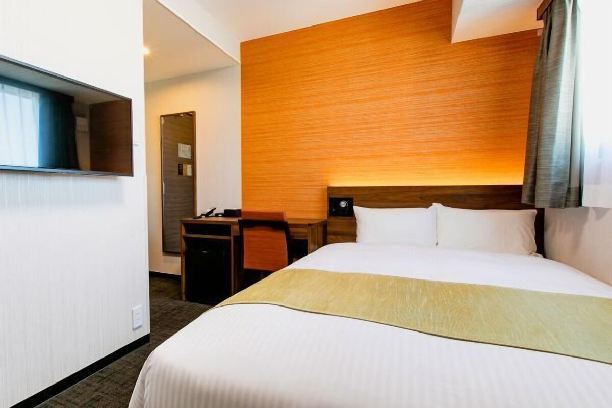 Down duvets, desk, blackout curtains, soundproofing