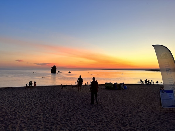 Plage à proximité, chaises longues