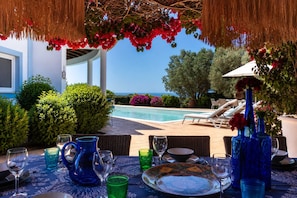 Outdoor dining - Casa Polgoda, luxury villa with ocean views (Carvoeiro)