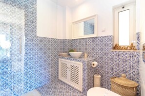 Shower, hair dryer, towels - Casa Polgoda, luxury villa with ocean views (Carvoeiro)