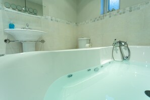 Bathroom - Kings Apartment (Chester)