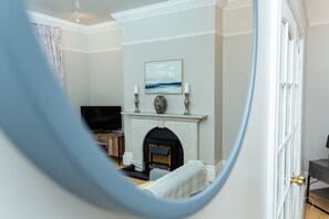 Exclusive Apartment (incl. cleaning fee) | Living area | 40-inch flat-screen TV with digital channels, TV, fireplace